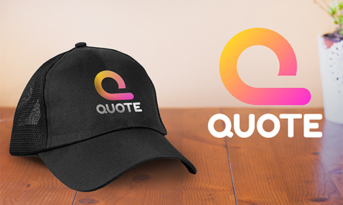 Schwarze Mesh-Cap mit Q-Logo in Farbverlauf und QUOTE-Schrift, Holzfläche, Branding-Layout