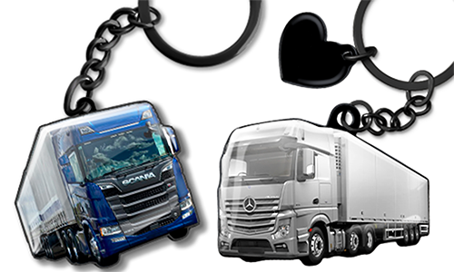 Nyckelringar i form av lastbilar med en blå Scania och en silverfärgad Mercedes