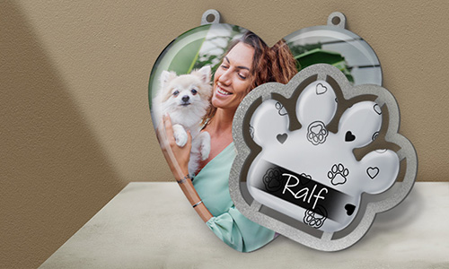 Etiqueta de fotos de perro con forma de corazón y etiqueta de pata de plata etiquetada como “Ralf”. Adornos personalizados para mascotas con patrones decorativos.