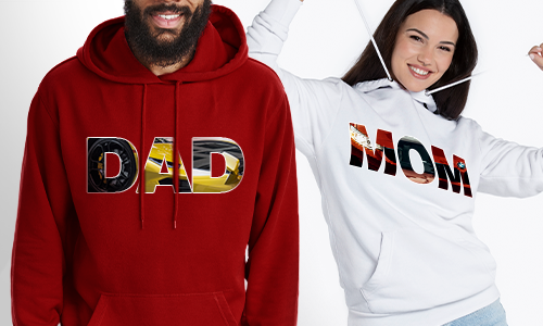 Zwei Personen in Hoodies: Links Rot mit DAD Schrift, Rechts Weiß mit MOM Schrift, Buchstaben mit Fotocollage gefüllt