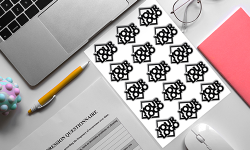 Arbeitsplatz mit Laptop, Stift, Notizbuch und 