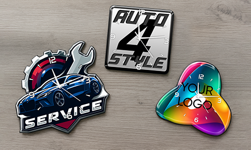 Drei individuelle Wanduhren: Links SERVICE mit Auto und Zahnrad, Mitte AUTO 4 STYLE quadratisch, Rechts abstraktes YOUR LOGO Design