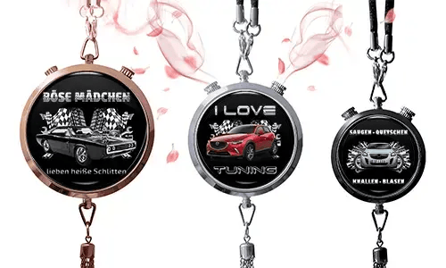 Drei runde Anhänger mit Auto-Themen auf schwarzen Hintergründen. Links: Oldtimer mit deutschem Text und Schachbrettflaggen. Mitte: rotes SUV, „I Love Tuning.“ Rechts: blaues Auto mit Schachbrettflaggen und deutschem Text. Pinke Blumenakzente rundherum.