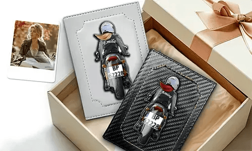 Portadocumenti personalizzato per moto con nome e numero di targa - un ottimo regalo per tua moglie.