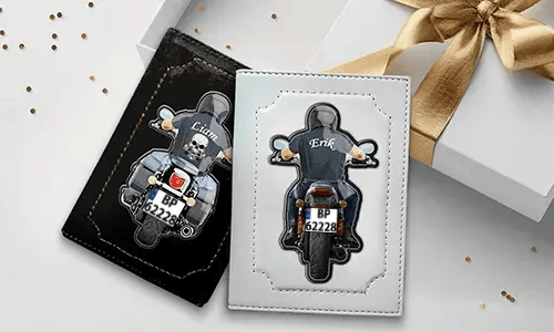 Okładka na dokument rejestracyjny pojazdu motocykla z imieniem taty i numerem rejestracyjnym.