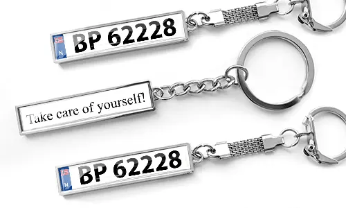 Metallynkeychains i forretningsstil med tilpasset nummerpladetekst og indgraveret beskeddesign