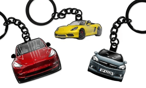 Personalizované klíčenky s červeným sedanem, žlutým sportovním kabrioletem a modrým sedanem, navržené jako zakázkové autodoplňky a dárky