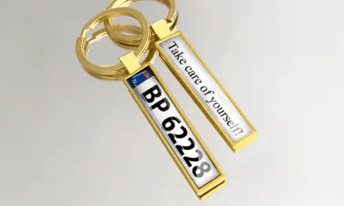 Goldfarbene Metall-Schlüsselanhänger mit individuellem Kennzeichen und Gravur