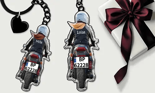 Personalizowany brelok motocyklowy z imieniem i tablicą – prezent dla twojej córki