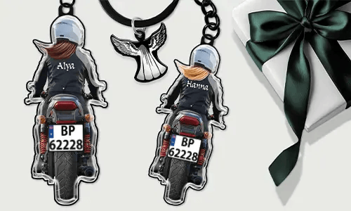 Llavero de moto personalizado con tu nombre y matrícula – regalo para tu novia