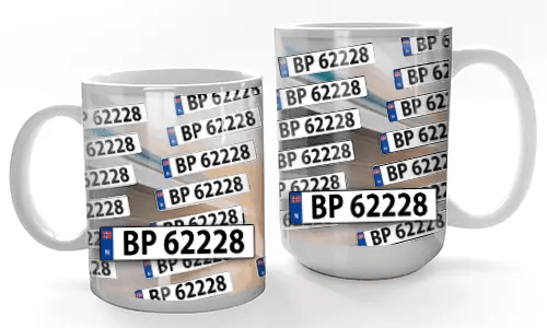Tasses avec plaques d'immatriculation