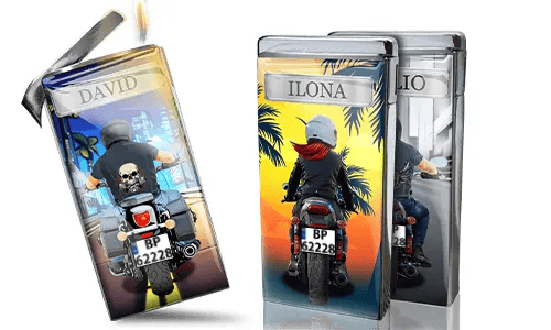 Ein personalisiertes Feuerzeug mit Motorradfahrern. Eine Seite zeigt „David“ mit einer Totenkopfjacke, die andere „Ilona“ vor einem tropischen Sonnenuntergang mit Palmen.
