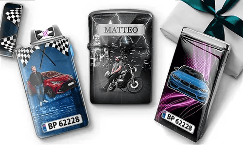 Drei personalisierte Feuerzeuge mit gedruckten Motiven: ein rotes Auto mit einer Person, eine Motorradszene mit Blitz und ein blaues Auto mit der Aufschrift „Bester Bruder“. Daneben liegt eine Geschenkbox.