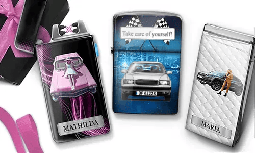 Drei rechteckige Metallbehälter mit auto­bezogenen Designs. Einer zeigt ein rosafarbenes Auto und eine Frau mit der Aufschrift „MATHILDA“, ein anderer eine Person und ein Auto mit der Aufschrift „MARIA“, und der letzte ein rotes Auto mit dem Kennzeichen „HH-K 1200“.