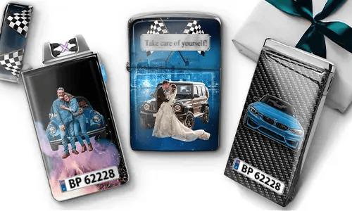 Drei individuelle Feuerzeuge mit Motiven von Autos und Paaren. Links ein tanzendes Paar, in der Mitte ein Hochzeitsmotiv mit Auto, rechts ein sportliches Auto. Daneben befindet sich eine Geschenkbox.