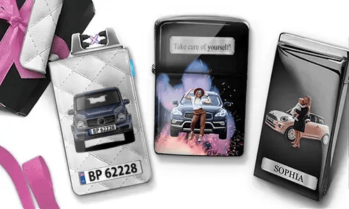 Stilvolle Feuerzeuge mit Frauen, die mit Luxusautos posieren. Auf einem steht „Beste Mama“, auf einem anderen „Beste Mama der Welt“, arrangiert vor einem geschenkähnlichen Hintergrund.