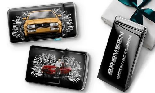Drei elegante schwarze Geldbörsen mit Bildern von Autos und Zahnrädern, platziert neben einer Geschenkbox. Auf einer steht „Bremsen“. Das Design ist dynamisch und modern.