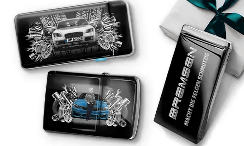 Drei Auto-Themen-Artikel mit Auto-Illustrationen und Maschinen-Motiven, arrangiert neben einer Geschenkbox, die mit einer grünen Schleife gebunden ist.