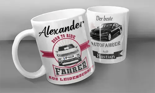 Zwei weiße Tassen mit personalisierten Auto-Motiven: links mit silbernem Fahrzeug und deutschem Text für Alexander, rechts mit weißem Fahrzeug und markanter Schrift für Bastian