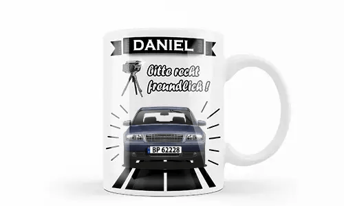 Weiße Tasse mit silbernem Auto und Blitzer-Grafik, Name Daniel und humorvollem deutschen Text