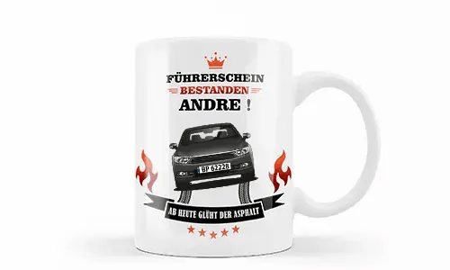 Weiße Tasse mit silbernem Auto, Flammen und Reifenspuren, deutscher Glückwunschtext zur Führerscheinprüfung für Andre