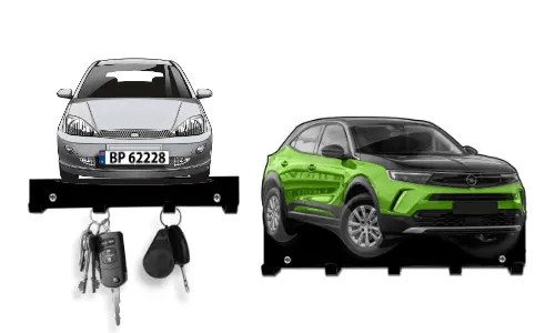 Zwei schlüsselförmige Halter in Autoform: roter Sedan und grün-schwarzer SUV, beide mit Haken für Schlüssel