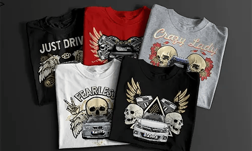 Zwei T-Shirts mit detaillierten Auto-Frontgrafiken, eines rot mit kräftigem schwarzen Design und eines weiß mit hellerem Druck, nebeneinander neben einer schwarzen Geschenkbox mit Schleife, automobil-inspirierte Mode für Autoliebhaber