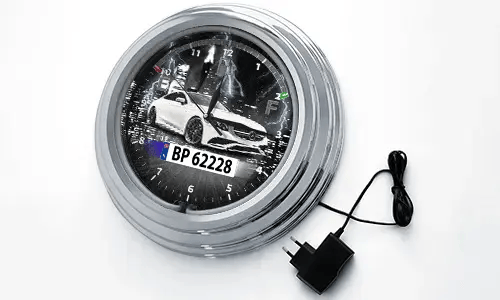 Wandklok neon voor een autobestuurder