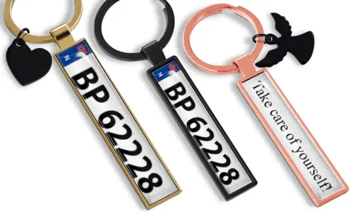 Op maat gemaakte nummerplaat sleutelhangers met gepersonaliseerde tekst en metalen afwerking