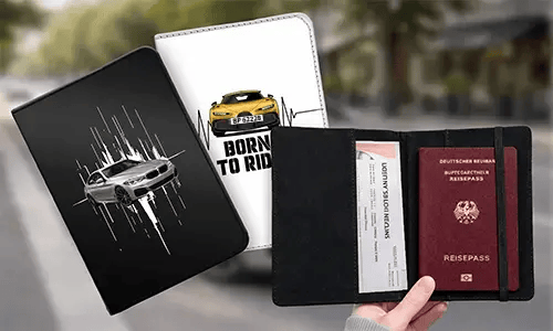 Tres fundas para pasaporte: Negra con coche plateado, blanca con coche amarillo y texto BORN TO RIDE, Derecha abierta con pasaporte alemán y tarjeta de embarque