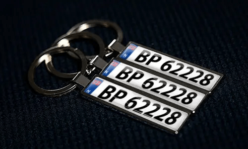 Gepersonaliseerde sleutelhangers met nummerplaatontwerpen en eigen nummering