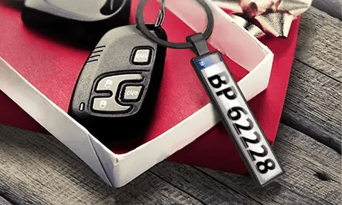 Porte-clés en métal style plaque d’immatriculation avec numéros gravés