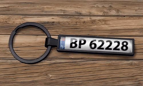 Op maat gemaakte nummerplaat sleutelhanger met een matte zwarte afwerking