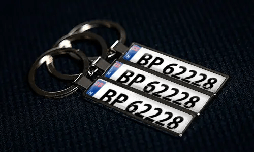 Gepersonaliseerde sleutelhangers met kentekenplaat, eigen nummers en metalen afwerking