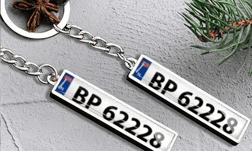 Porte-clés en métal avec plaque d’immatriculation et détail de drapeau