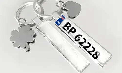 Porte-clés style plaque d’immatriculation avec drapeau et breloques décoratives