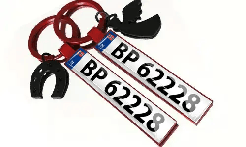 Porte-clés en métal avec numéros de plaque d’immatriculation et accessoires