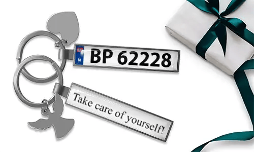 Gepersonaliseerde sleutelhangers met kentekenplaat, eigen nummers en metalen afwerking
