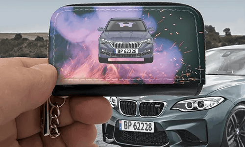 autoschlüssel cover mit Feuer Hintergrund in der Hand autoschlüssel cover