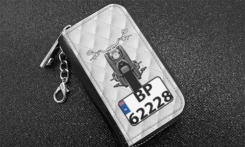 autoschlüssel cover mit Weißleder Hintergrund und Motorradilouette auto schlüssel hülle