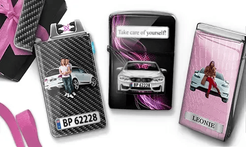 Drei Feuerzeuge mit auto­bezogenen Designs, die Bilder von Autos und Menschen zeigen, vor schwarzem und pinkem Hintergrund und mit einem stilvollen, modernen Flair.