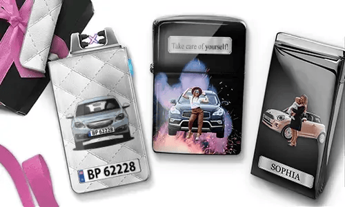 Stilvolle Feuerzeuge mit Frauen, die mit Luxusautos posieren. Auf einem steht „Beste Mama“, auf einem anderen „Beste Mama der Welt“, arrangiert vor einem geschenkähnlichen Hintergrund.