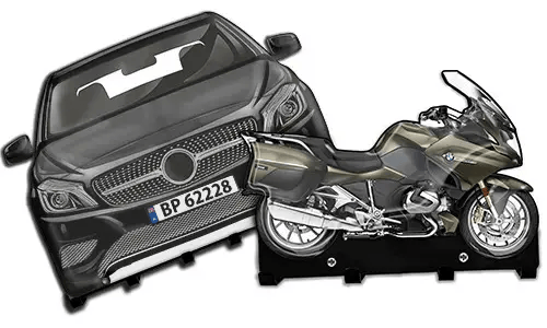 Pappaufsteller eines schwarzen Autos und eines metallischen Motorrads auf Ständern, für Präsentation oder Schulung