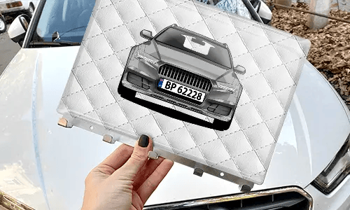 schlüsselbrett personalisiert mit Weißleder Hintergrund in der Hand personalisiertes schlüsselbrett