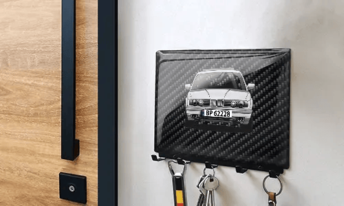 schlüsselbrett personalisiert mit Carbon Hintergrund auf der Wand Schlüsselbrett mit Wunschmotiv