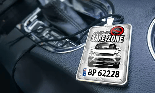 Auto-Safezone-Anhänger mit Weiß Leder Hintergrund im Wagen Auto-Safezone-Anhänger