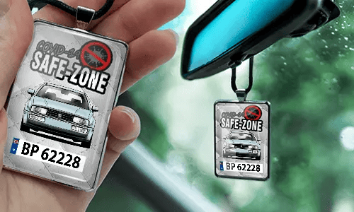 Auto-Safezone-Anhänger mit Weiß Leder Hintergrund nd Lederkette im Wagen Safezone-Anhänger