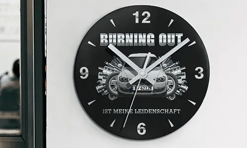 Wanduhr mit Motorrad- und Motorgrafik, Schriftzug BURNING OUT IST MEINE LEIDENSCHAFT auf schwarzem Zifferblatt
