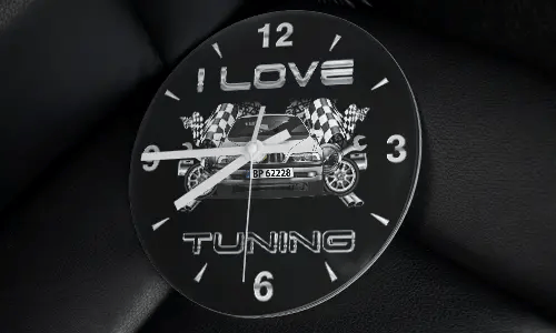 Wanduhr mit getuntem Auto, Zielflaggen, Rädern und Schriftzug I LOVE TUNING auf schwarzem Hintergrund
