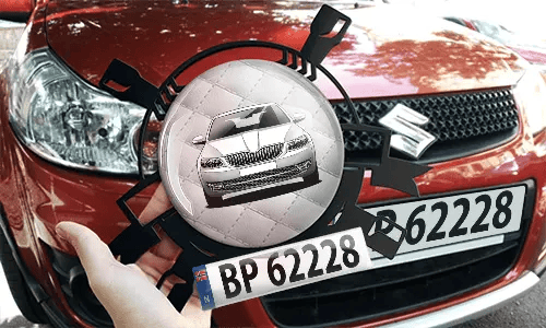 Autoschlüsselanhänger in der Hand mit dem Roten Wagen  persönlicher schlüsselanhänger